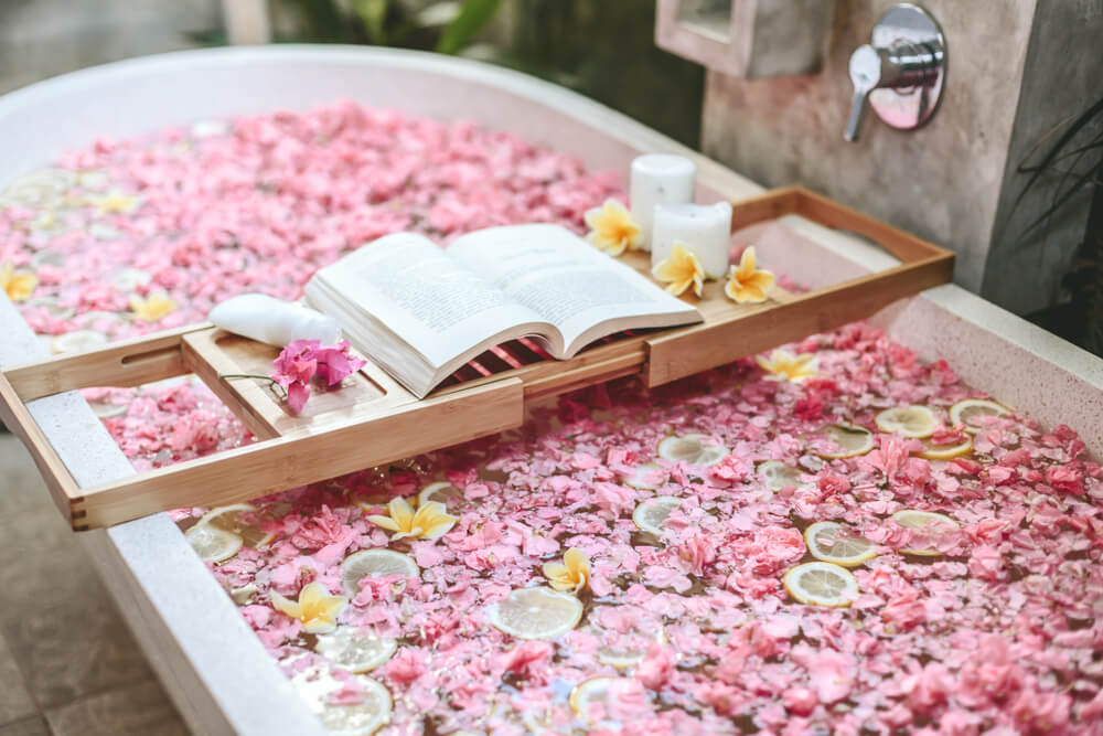 Bath with petals